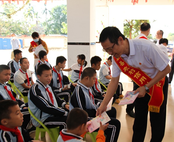 弘揚(yáng)雷鋒精神，展現(xiàn)農(nóng)信風(fēng)采——樂(lè)東聯(lián)社開展“學(xué)雷鋒”系列活動(dòng)