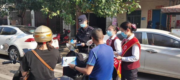 儋州聯(lián)社開展學(xué)習(xí)雷鋒精神為主題的金融普及宣傳活動