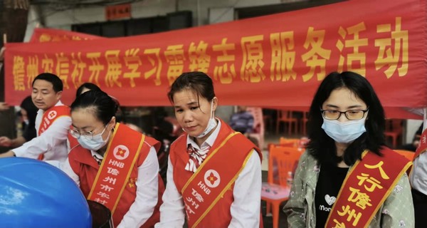 儋州聯(lián)社開展學(xué)習(xí)雷鋒精神為主題的金融普及宣傳活動