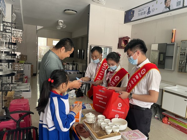 儋州聯(lián)社聯(lián)合白馬井派出所、新馬社區(qū)開(kāi)展2022年“3·15金融消費(fèi)者權(quán)益”宣傳活動(dòng)