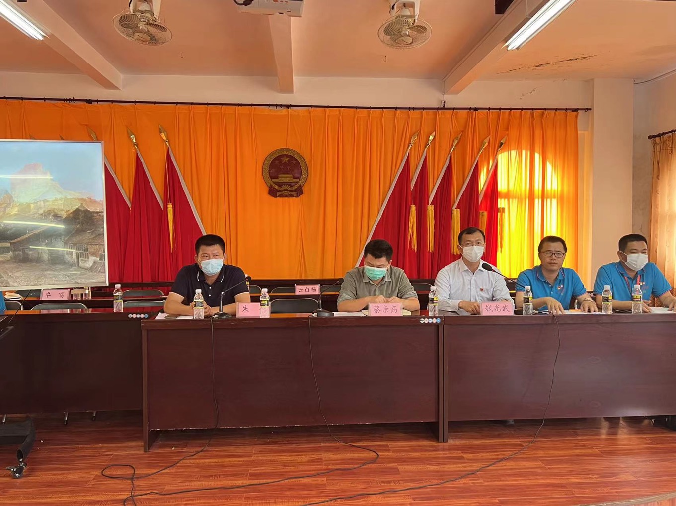 萬寧農(nóng)商銀行聯(lián)合龍滾鎮(zhèn)政府舉行“黨建共建促整村授信”啟動(dòng)會(huì)