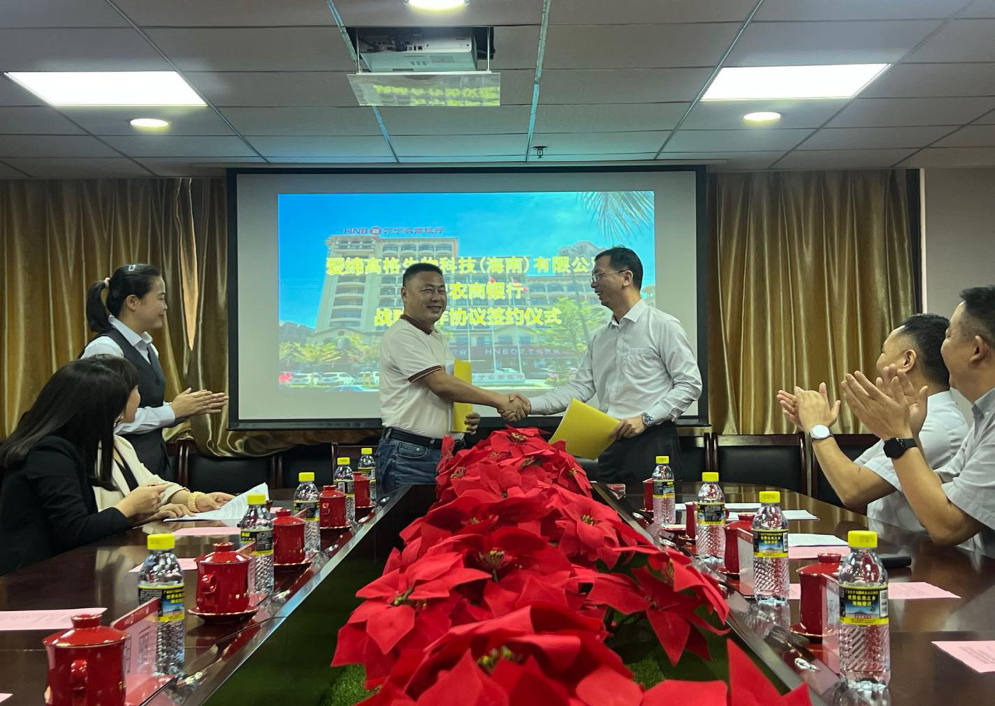 萬(wàn)寧諾麗產(chǎn)業(yè)全面提速啦—萬(wàn)寧農(nóng)商銀行與愛(ài)締高格生物科技（海南）有限公司簽訂戰(zhàn)略合作協(xié)議，助力諾麗產(chǎn)業(yè)發(fā)展