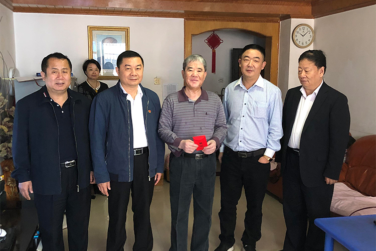 省聯(lián)社副主任韓青春節(jié)前走訪慰問?？诼?lián)社老干部、老黨員