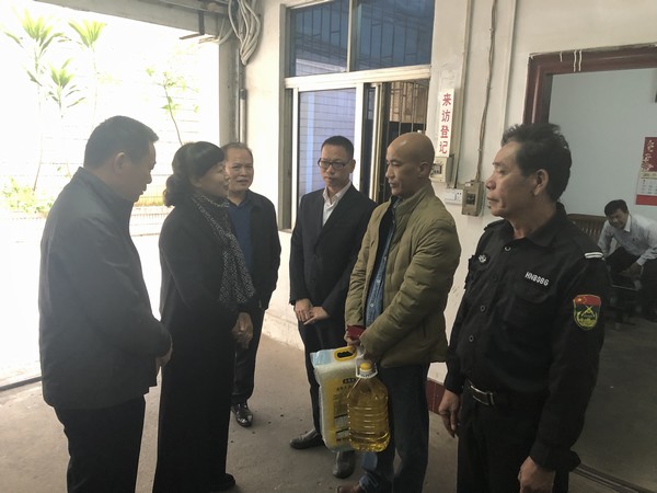 省聯(lián)社工會主席嚴輝一行到儋州聯(lián)社慰問困難職工