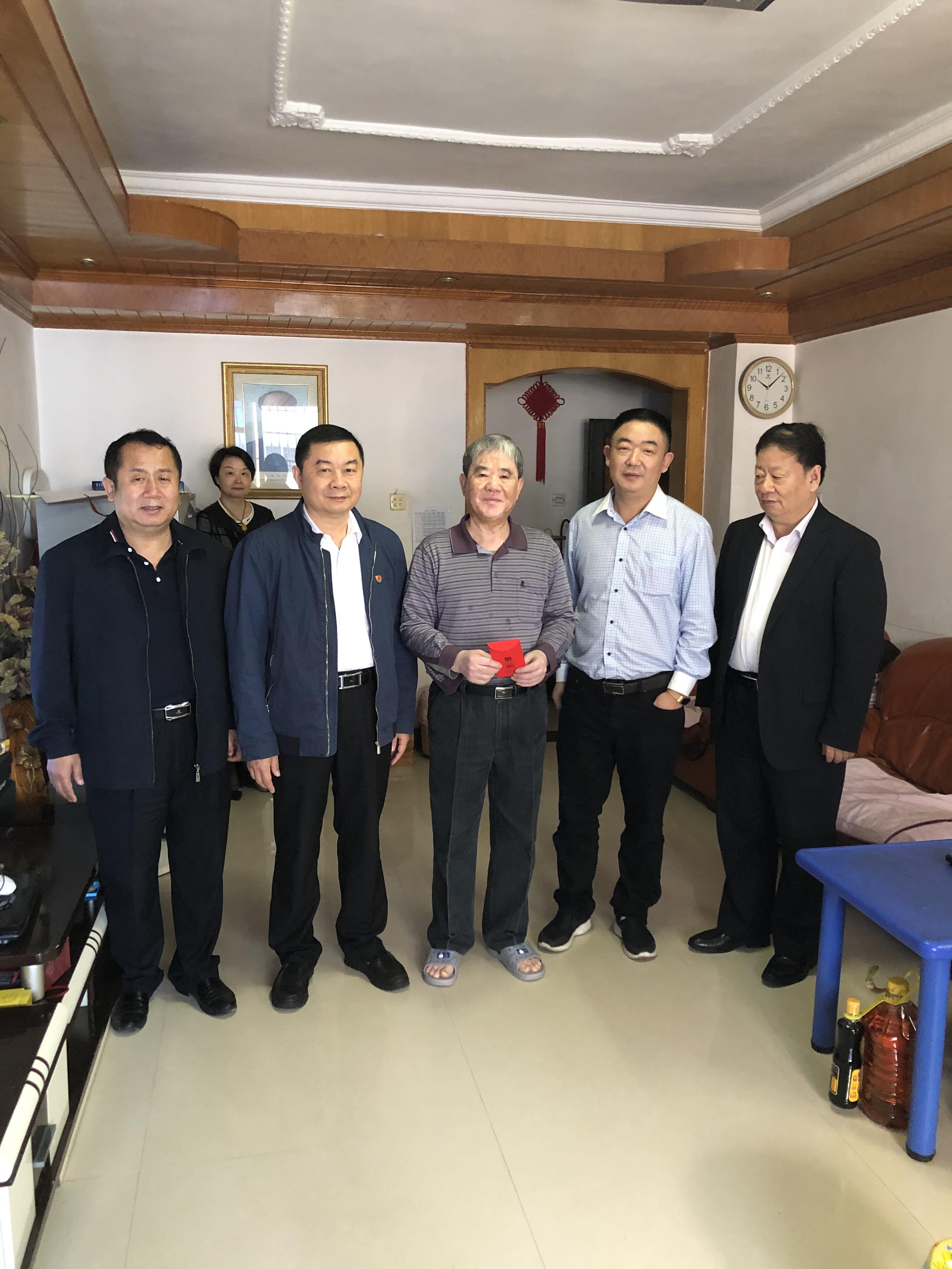 省聯(lián)社副主任韓青春節(jié)前走訪慰問?？诼?lián)社老干部、老黨員