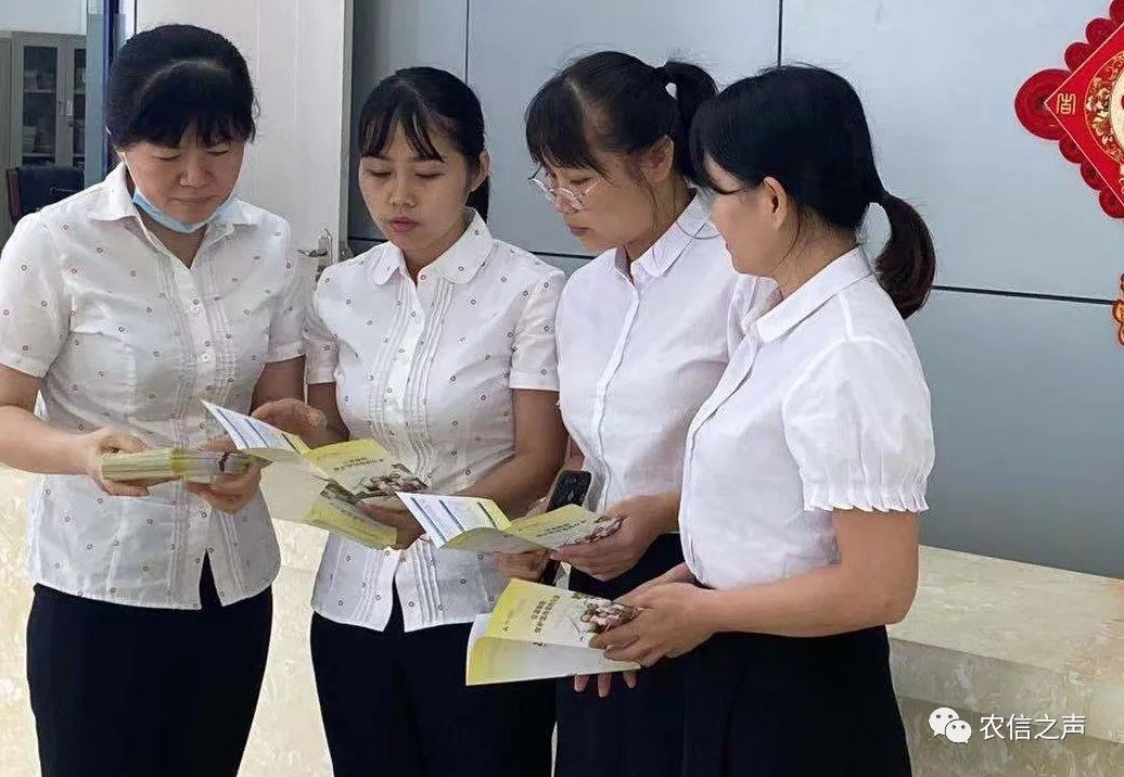 吳燕軍：三尺柜臺(tái)傳暖意 一張笑臉?biāo)痛猴L(fēng)