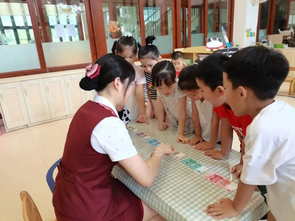 彭圓圓：恪守理想信念 爭當(dāng)優(yōu)秀的服務(wù)標(biāo)兵