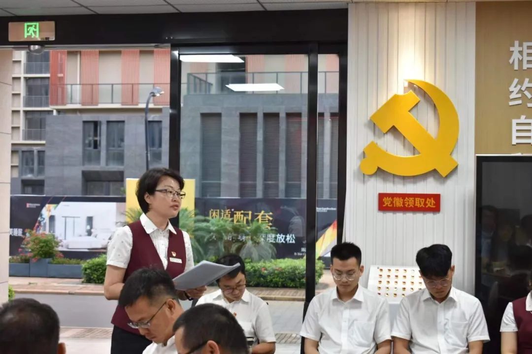 尹  勤：耕好責(zé)任田，當(dāng)好服務(wù)員