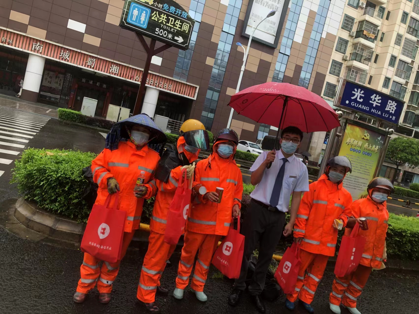 瓊海聯(lián)社積極開展為抗疫期間堅(jiān)持崗位的戶外勞動者送清涼活動 瓊海聯(lián)社積極開展為抗疫期間堅(jiān)持崗位的戶外勞動者送清涼活動