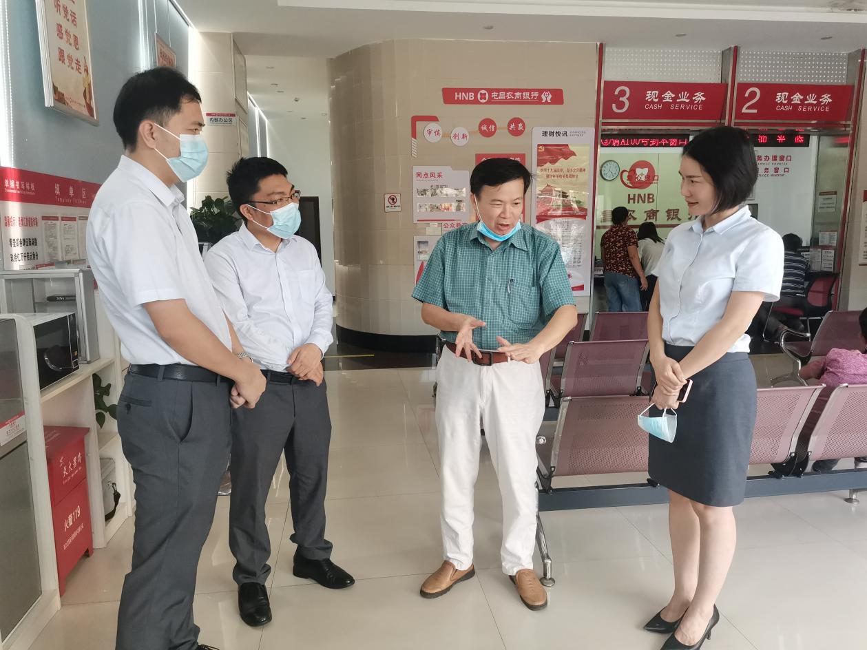 省財(cái)貿(mào)煙草旅游工會(huì)三級(jí)調(diào)研員、經(jīng)審委主任周才欽帶隊(duì)走訪調(diào)研屯昌農(nóng)商銀行戶外勞動(dòng)者服務(wù)站建設(shè)運(yùn)行情況