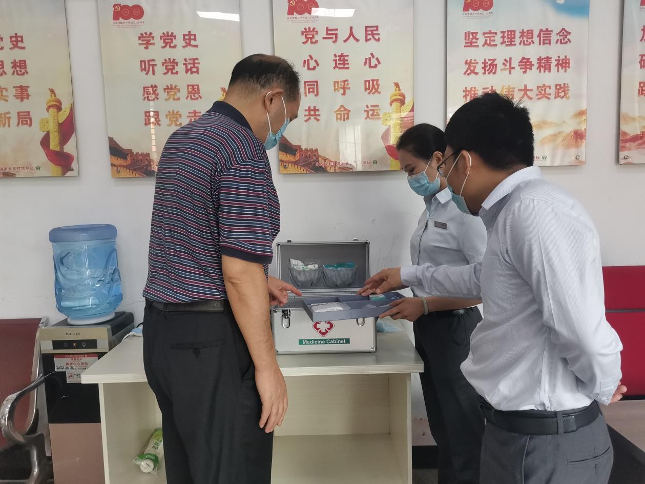 省財(cái)貿(mào)煙草旅游工會(huì)三級(jí)調(diào)研員、經(jīng)審委主任周才欽帶隊(duì)走訪調(diào)研屯昌農(nóng)商銀行戶外勞動(dòng)者服務(wù)站建設(shè)運(yùn)行情況