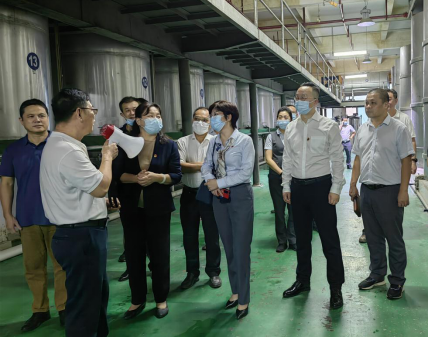 省聯(lián)社內(nèi)控合規(guī)監(jiān)督部黨支部、?？诼?lián)社第五黨支部與海南銀保監(jiān)局農(nóng)村銀行處黨支部開展“助企紓困穩(wěn)經(jīng)濟(jì) 金融服務(wù)顯擔(dān)當(dāng)”主題黨日活動