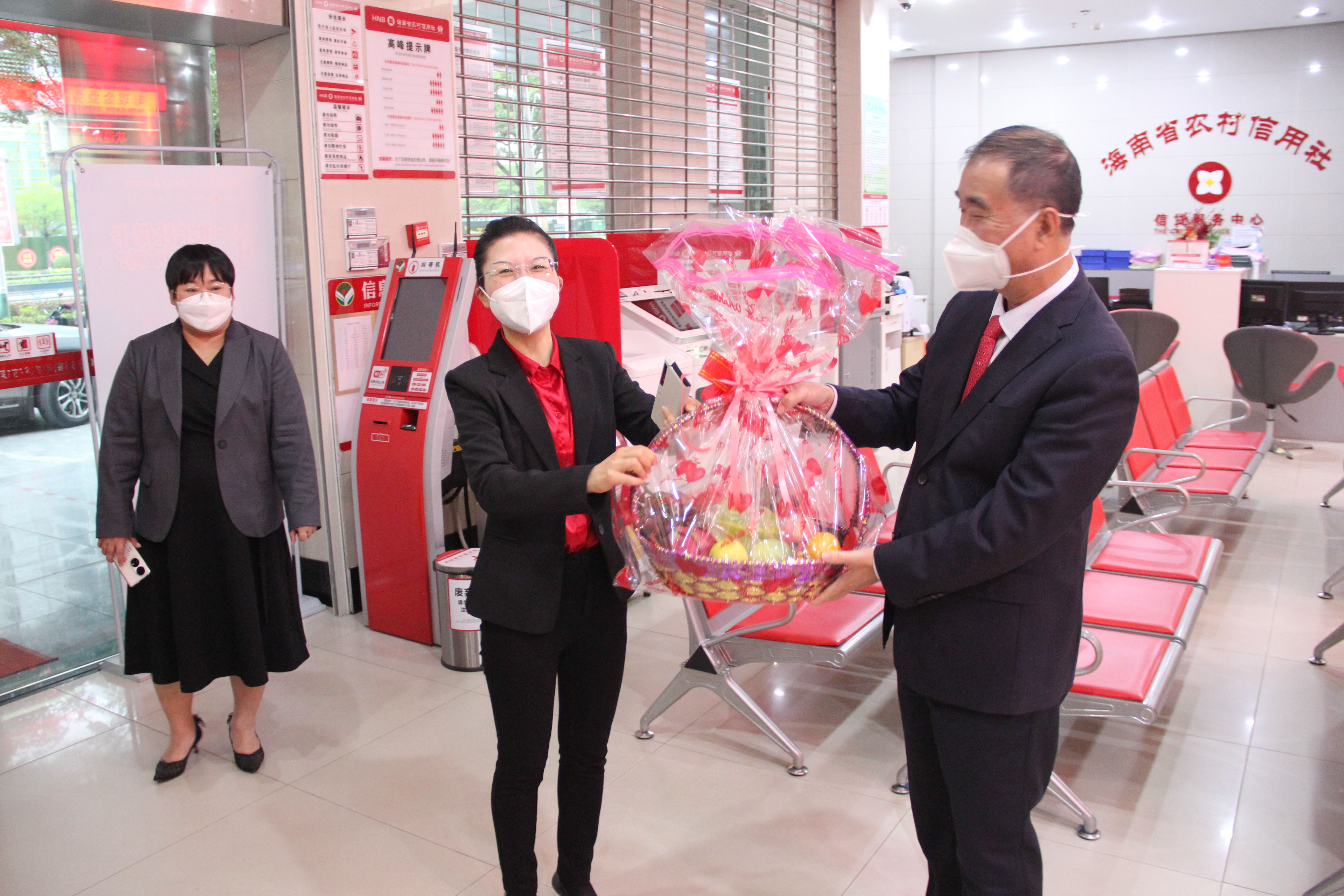 陵水縣政府黨組成員、副縣長鄭莉蒞臨陵水聯(lián)社 開展年終決算慰問