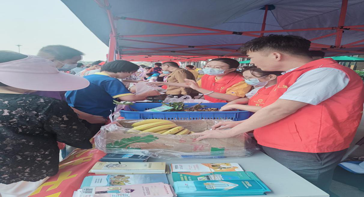 傳承雷鋒精神，踐行社會(huì)責(zé)任-- 東方農(nóng)信做“學(xué)雷鋒”踐行者