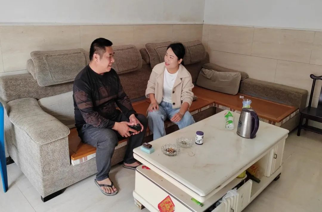 鐘春靈：盛開在黎寨里的紅三角梅