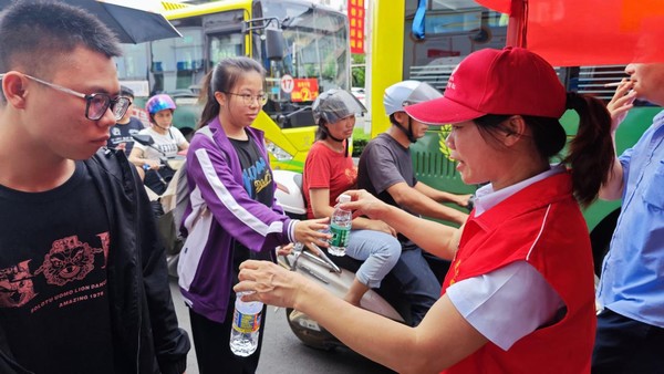 助力高考，我們?cè)谛袆?dòng)｜儋州農(nóng)信社開展愛心助考志愿服務(wù)