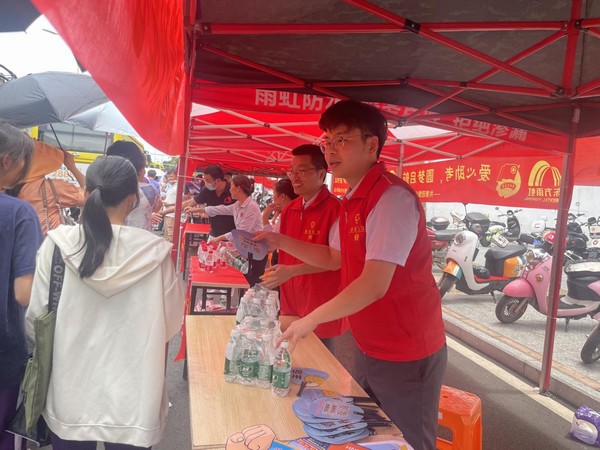 助力高考，我們?cè)谛袆?dòng)｜儋州農(nóng)信社開展愛心助考志愿服務(wù)