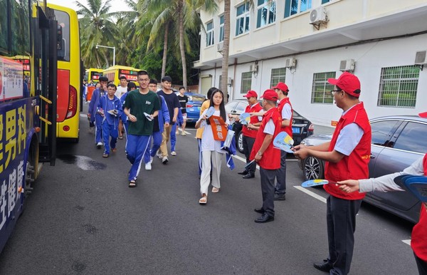 助力高考，我們?cè)谛袆?dòng)｜儋州農(nóng)信社開展愛心助考志愿服務(wù)