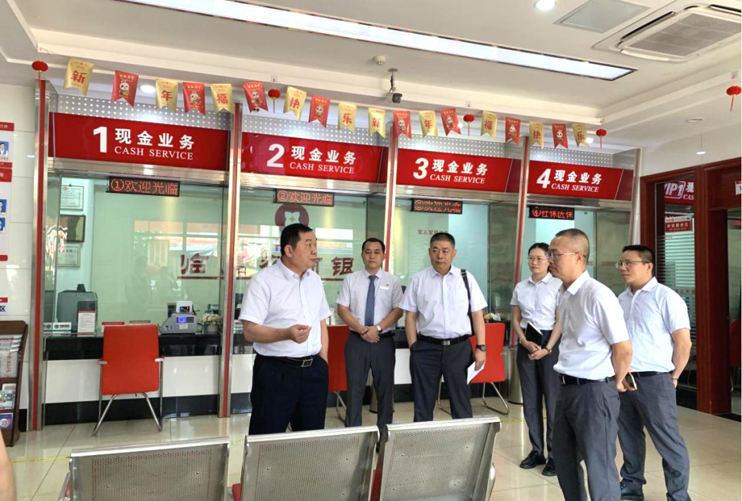 主題教育進(jìn)行時(shí)·調(diào)查研究｜韓青到臨高農(nóng)商銀行開(kāi)展調(diào)研