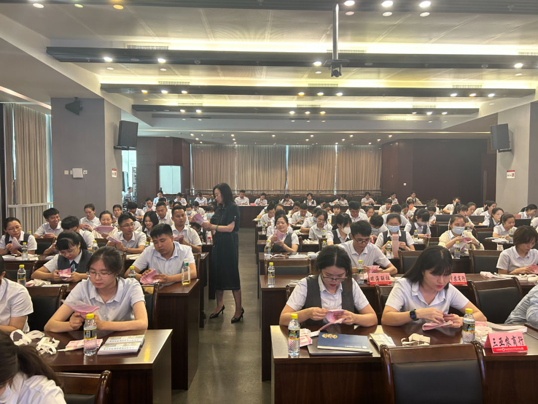 海南農(nóng)信開(kāi)展綜合業(yè)務(wù)技能比拼活動(dòng)集中培訓(xùn)