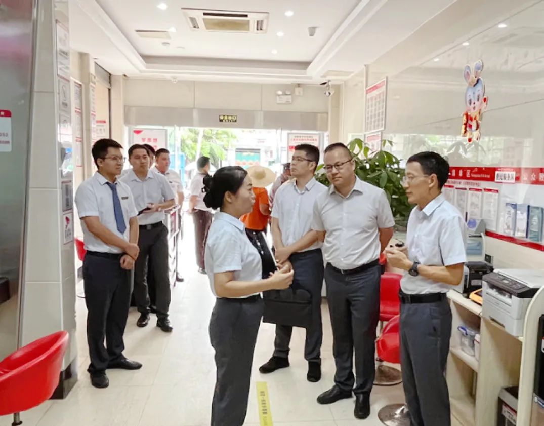 吳敏到屯昌農(nóng)商銀行調(diào)研