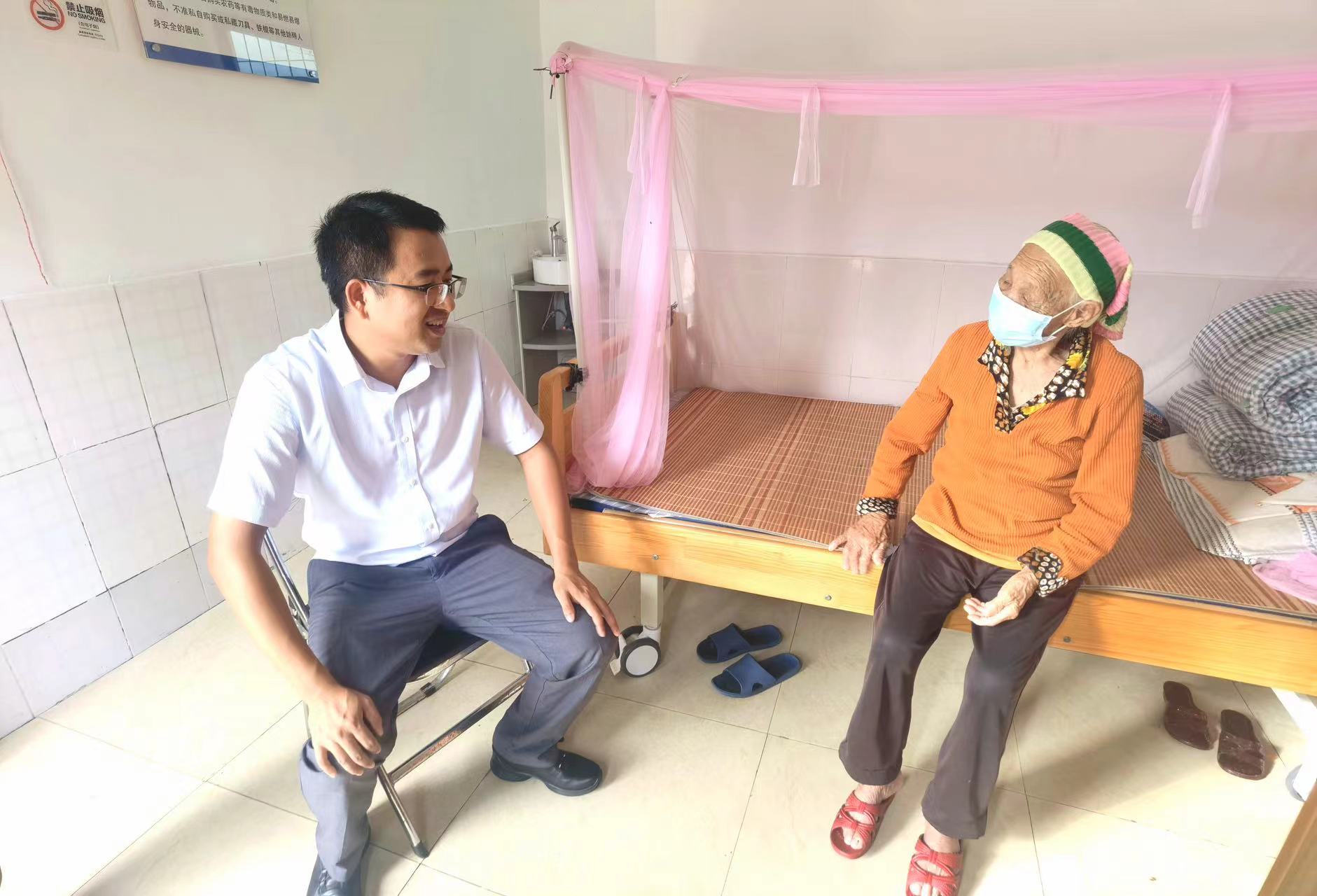 愛(ài)心播撒敬老院，深情溫暖夕陽(yáng)紅 東方聯(lián)社開(kāi)展重陽(yáng)節(jié)敬老院慰問(wèn)主題活動(dòng)