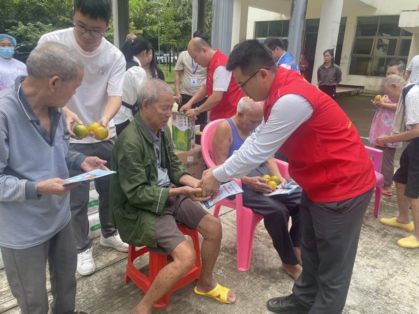 儋州農(nóng)信社聯(lián)合儋州市一創(chuàng)兩建工作指揮部開(kāi)展“敬老月”活動(dòng)