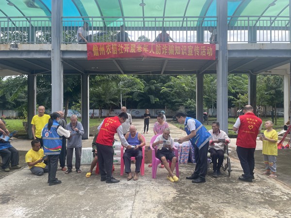 儋州農(nóng)信社聯(lián)合儋州市一創(chuàng)兩建工作指揮部開(kāi)展“敬老月”活動(dòng)