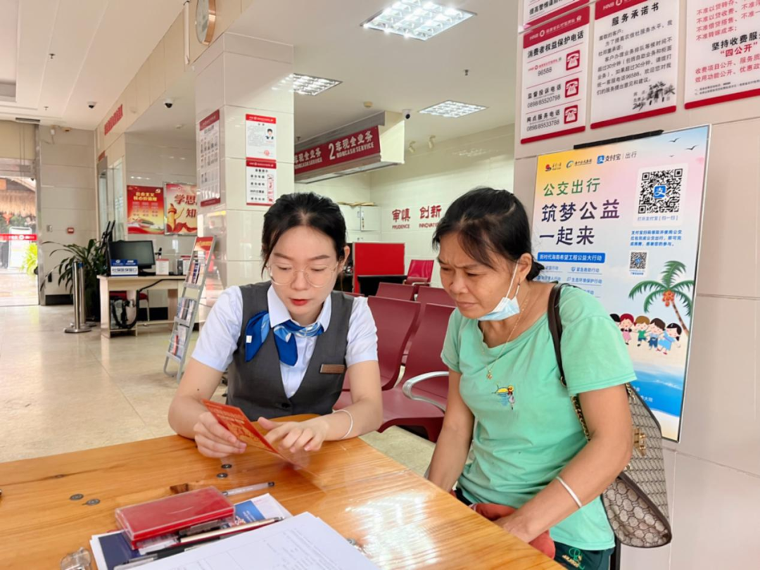 黃俏菱：三尺柜臺(tái)寫(xiě)春秋 巾幗可不讓須眉