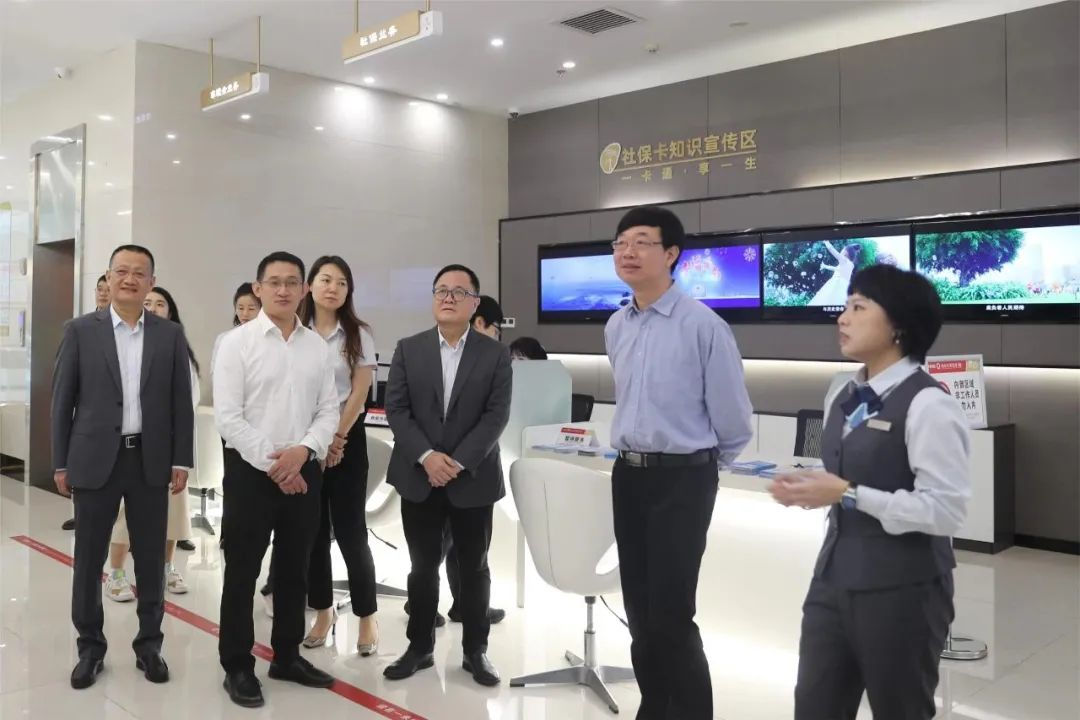 人社部社保中心黨委書記、主任翟燕立到省農(nóng)信社調(diào)研社保醫(yī)保便民服務(wù)站工作