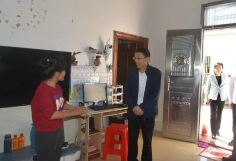 吳敏到定點(diǎn)幫扶村開展春節(jié)走訪慰問并參加揭牌活動