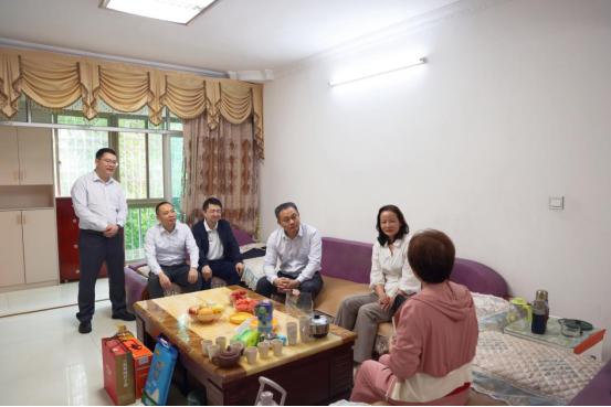 鄒燕玲到昌江聯(lián)社慰問(wèn)老黨員、老干部并開(kāi)展調(diào)研