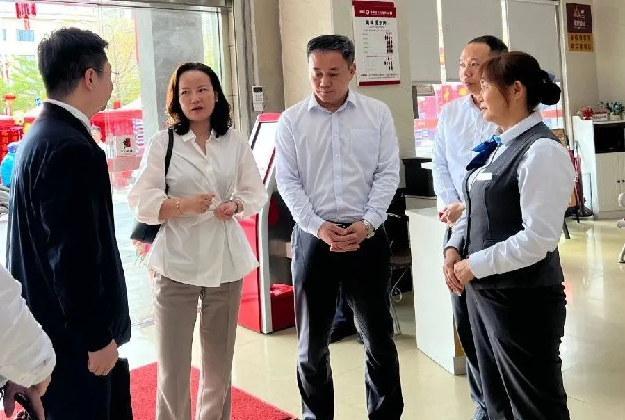 鄒燕玲到昌江聯(lián)社慰問(wèn)老黨員、老干部并開(kāi)展調(diào)研