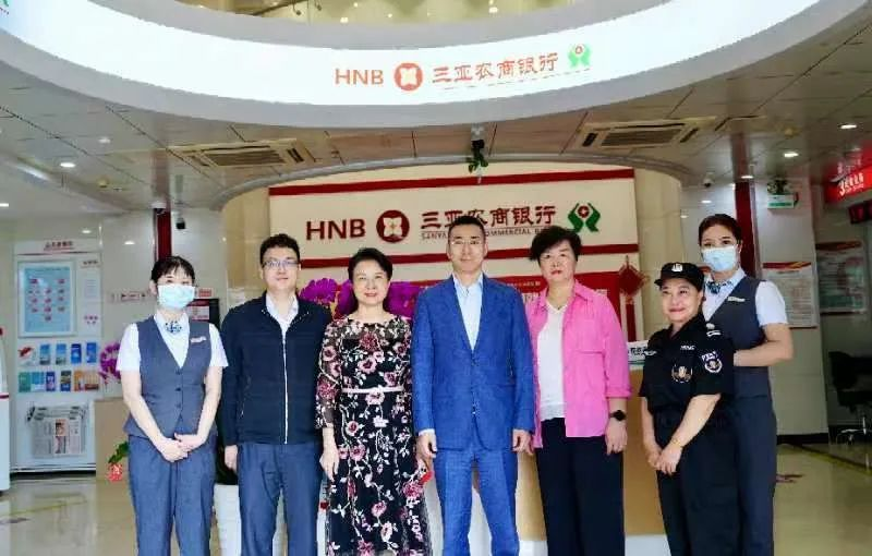 省聯(lián)社黨委班子成員大年初一走訪慰問基層網(wǎng)點