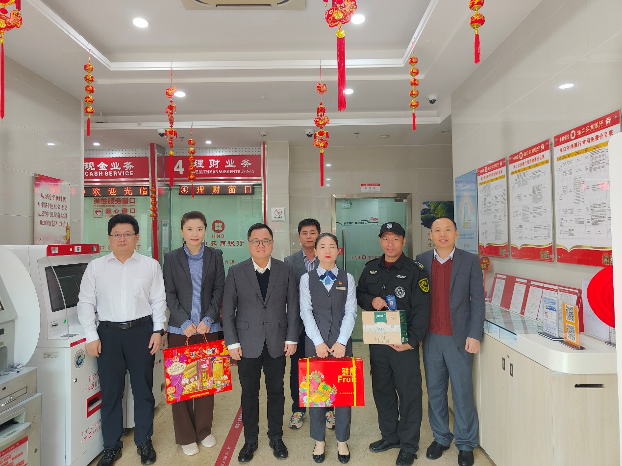 省聯(lián)社黨委班子成員大年初一走訪慰問基層網(wǎng)點