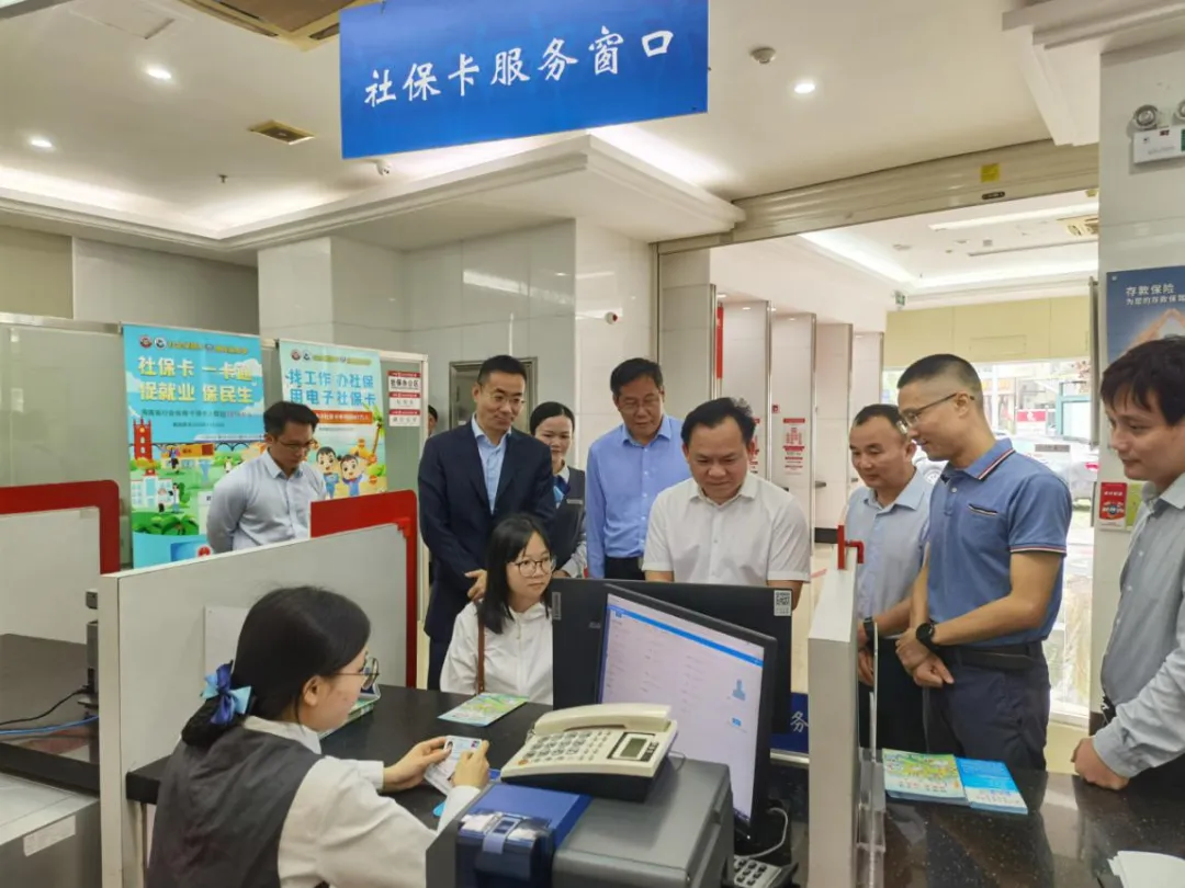 省人社廳廳長(zhǎng)李鋒開(kāi)展“我陪群眾走流程”活動(dòng) 陳維陪同并調(diào)研基層網(wǎng)點(diǎn)和社?？I(yè)務(wù)