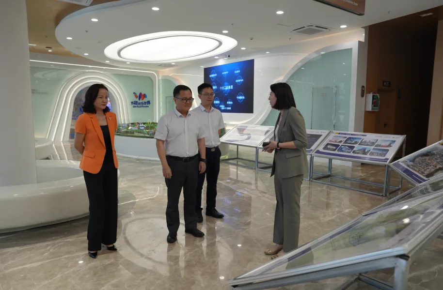 李曉剛到三亞農(nóng)商銀行調(diào)研