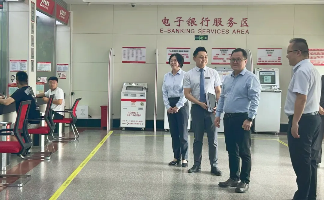 李曉剛到屯昌農(nóng)商銀行調(diào)研黨紀(jì)學(xué)習(xí)教育開展情況