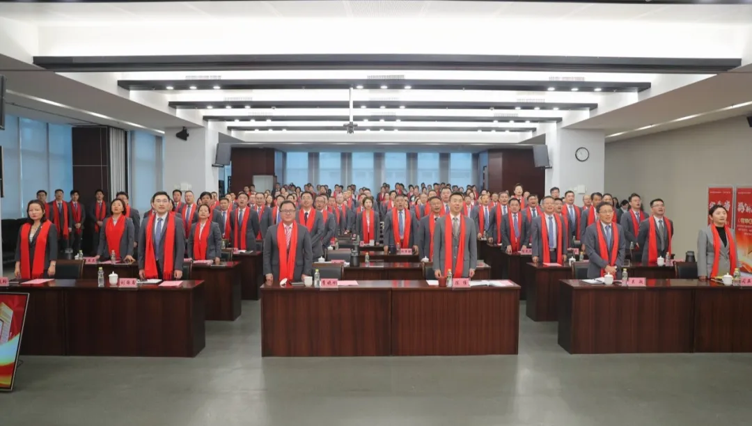海南農(nóng)商銀行舉辦“上臺(tái)階 創(chuàng)一流”勞動(dòng)競(jìng)賽誓師大會(huì)