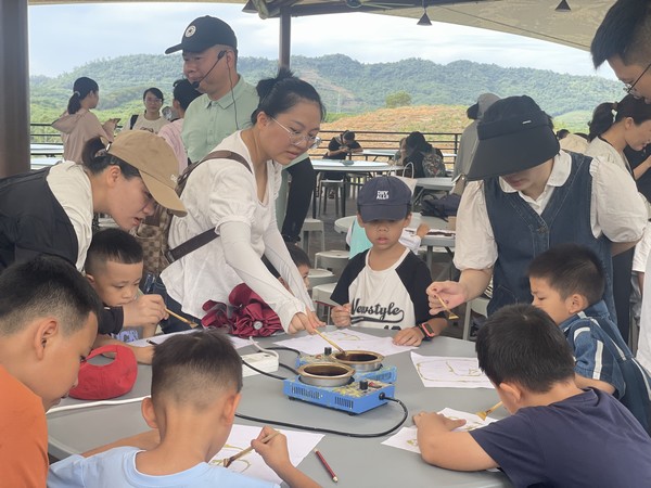 “盛夏之時(shí)，正當(dāng)趣玩田園之季”儋州農(nóng)信社開(kāi)展六一親子活動(dòng)