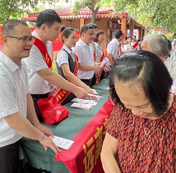 儋州聯(lián)社開展“清風涵養(yǎng)正氣 廉潔護航金融”清廉金融文化宣傳活動