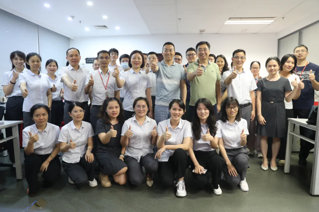 海南農(nóng)商銀行總行領(lǐng)導(dǎo)看望慰問堅(jiān)守在統(tǒng)法改革系統(tǒng)切換工作一線的員工