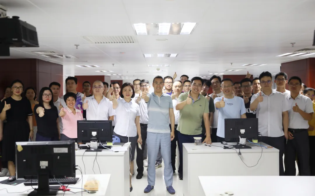 海南農(nóng)商銀行總行領(lǐng)導(dǎo)看望慰問堅(jiān)守在統(tǒng)法改革系統(tǒng)切換工作一線的員工