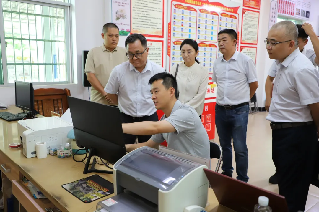 李曉剛到萬寧支行調(diào)研