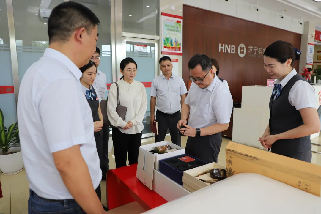 李曉剛到萬寧支行調(diào)研