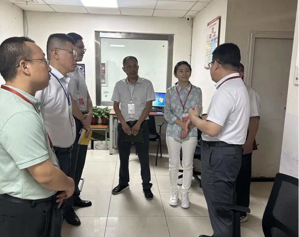 司亞杰帶隊到海口支行中心庫調(diào)研