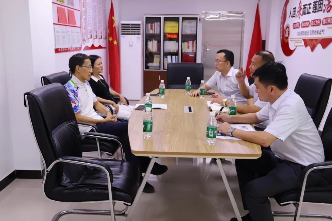 吳敏參加瓊海市潭門鎮(zhèn)趕海節(jié)開幕式并到瓊海潭門支行調(diào)研