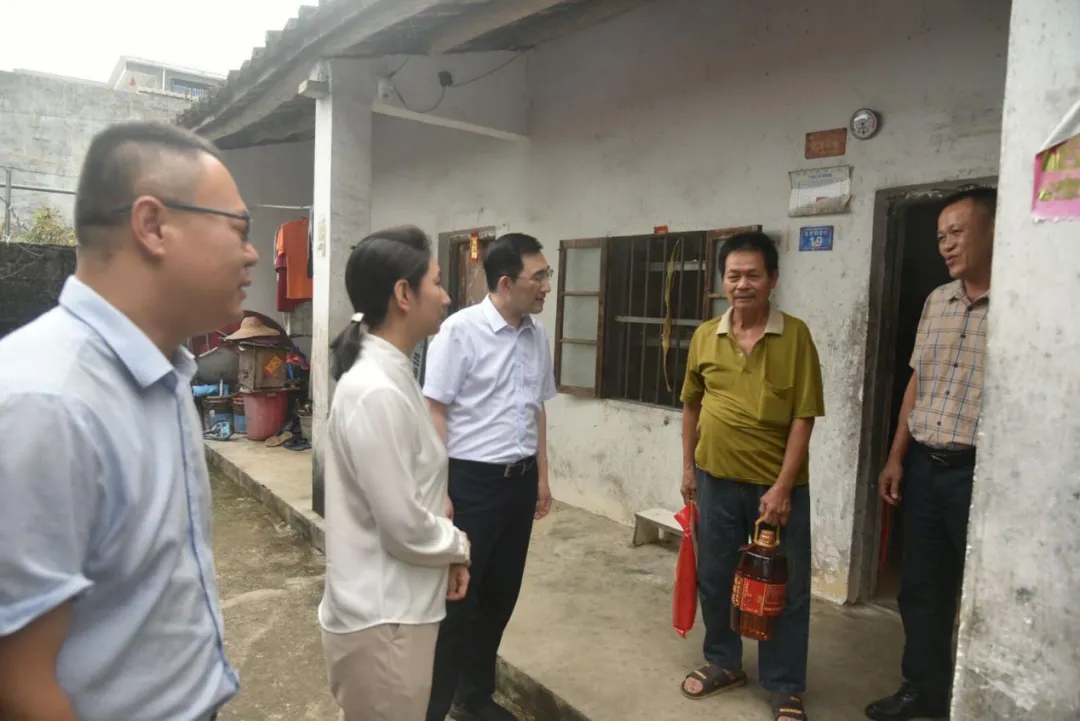 劉國(guó)鑫、司亞杰一行到瓊中縣對(duì)包鎮(zhèn)幫扶等工作進(jìn)行調(diào)研