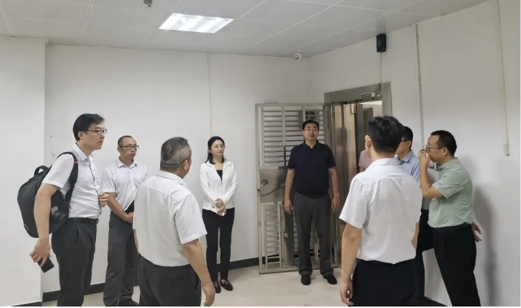 司亞杰、黃亮一行赴三亞支行調(diào)研