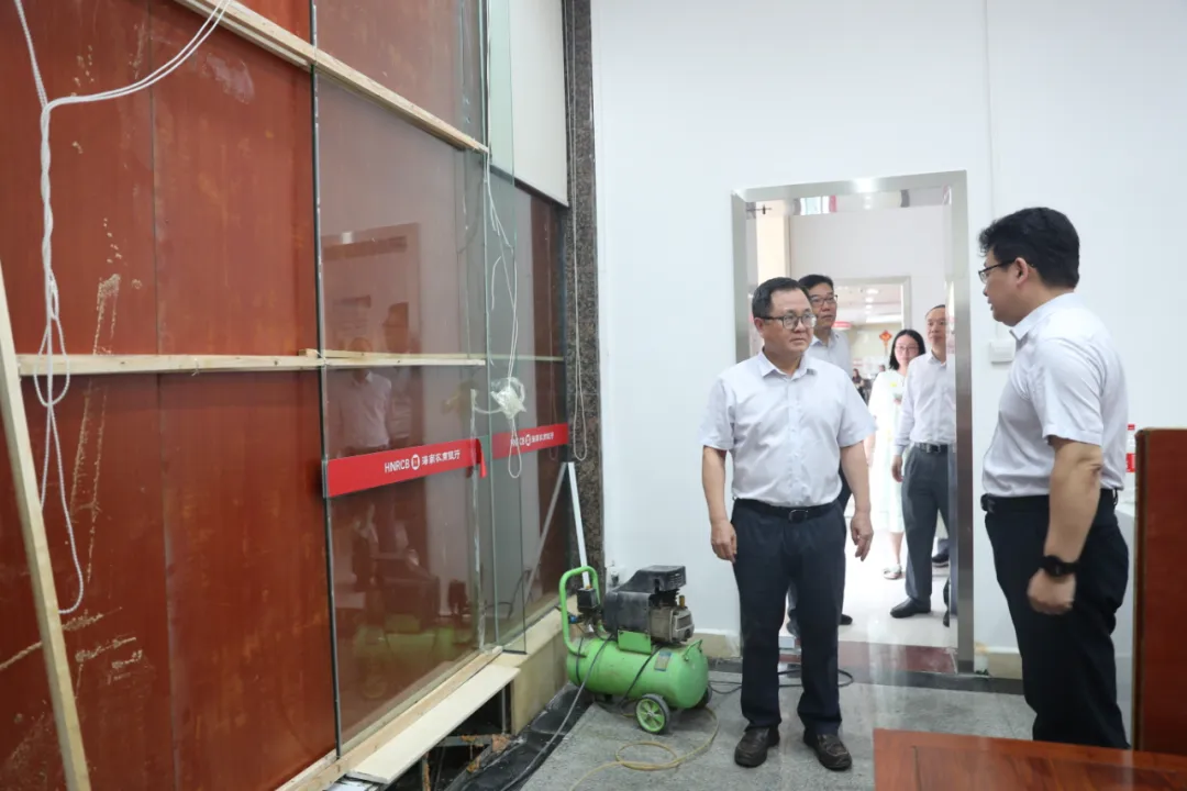 海南農(nóng)商銀行總行領(lǐng)導(dǎo)開展臺(tái)風(fēng)“摩羯”災(zāi)后慰問(wèn)工作